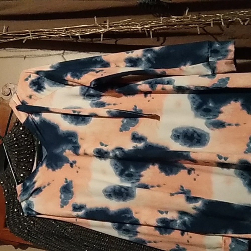A hooded cotton tie died shirt